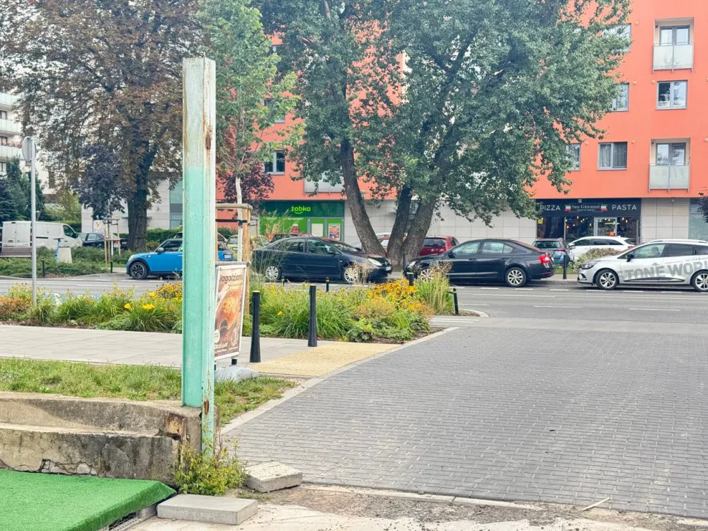 Skrzyżowanie naprzeciwko parkingu — sklep Żabka i pizzeria San Giovanni