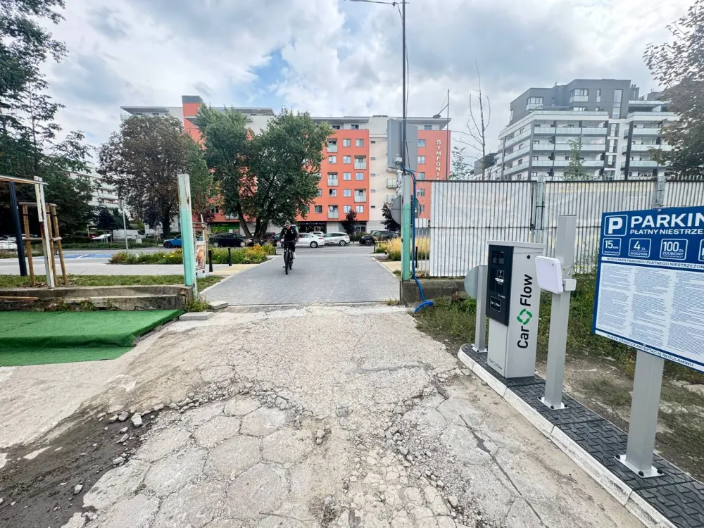Terminal płatniczy CarFlow przy wjeździe na parking
